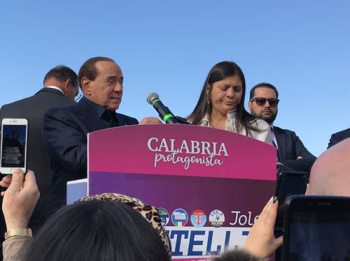 Calabria, Berlusconi festeggia e attacca: "Restituire parola agli italiani"