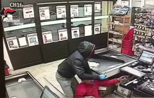 Rapinatore in azione: con un coltello alla gola del cassiere porta via 2.500 euro
