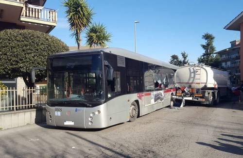 Incidente in via di Casalotti: scontro tra un bus e un’autocisterna