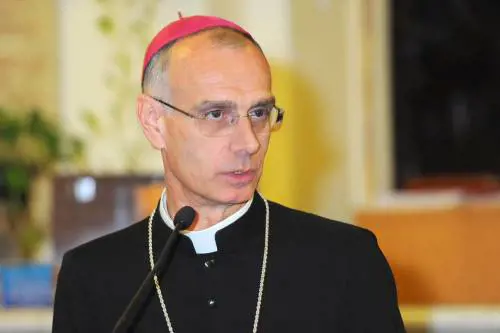 "Più rispetto per la fede. La messa non vale meno di una libreria aperta"