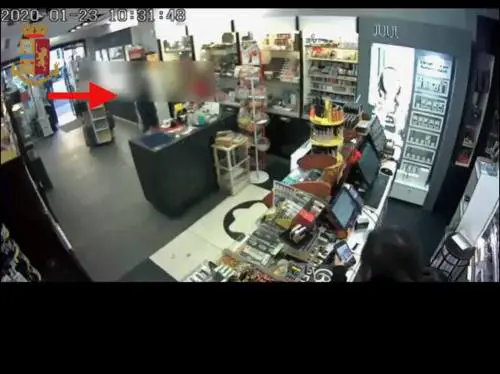 Il ladro scorda il cellulare e si fa beccare