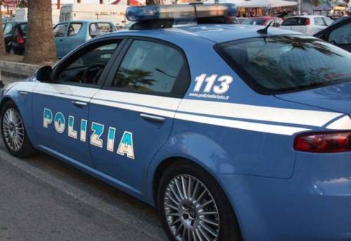 Torino, immigrato aggredisce un poliziotto e distrugge la Volante: vetro rotto e portiera piegata