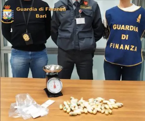 Nigeriano ingerisce ovuli di eroina per eludere i controlli:arrestato