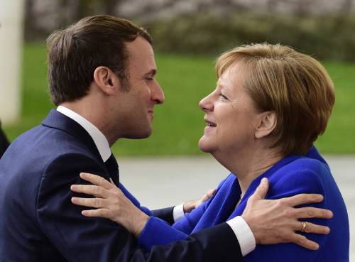 Macron prepara lo sgambetto: adesso vuol far fuori la Merkel