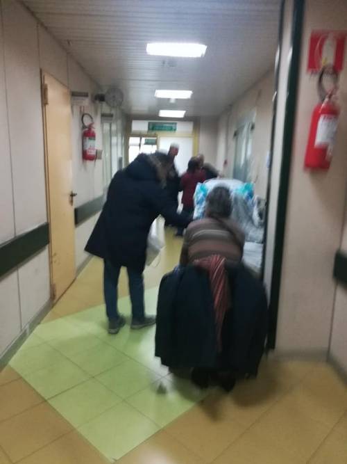 Le foto degli ambulanti nell'ospedale Cardarelli