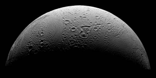 Nell'oceano di Encelado possibili condizioni compatibili con la vita