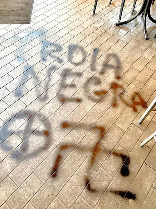 Rezzato, raid razzista nel bar di una ragazza di origini marocchine