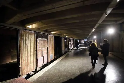 Corone all'ex hotel Regina e un ulivo per Perlasca