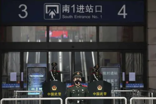 Cina, il nuovo coronavirus non si ferma: oltre 4500 contagi e 106 morti