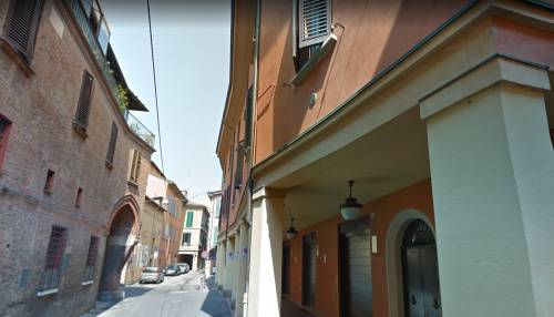 "Mi ha preso a pugni, ho paura": caccia al rapinatore che ha aggredito studentessa