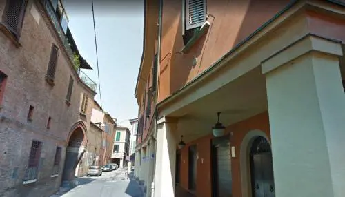 "Mi ha preso a pugni, ho paura": caccia al rapinatore che ha aggredito studentessa