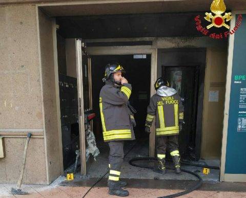 Un uomo ha lanciato una molotov contro una banca a Vibo Valentia