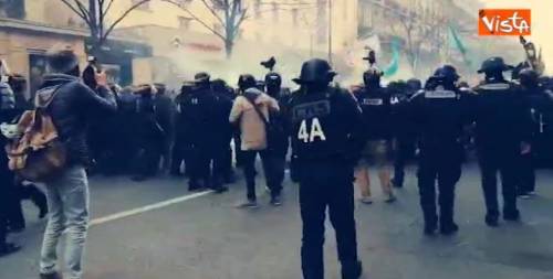 Parigi nel caos: scontri tra pompieri e polizia