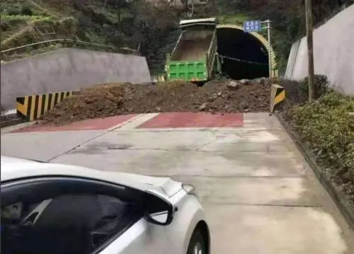 Strade sbarrate e scenario apocalittico: Wuhan è irriconoscibile