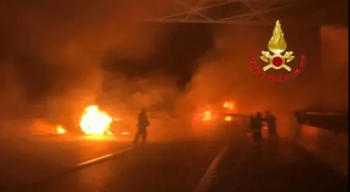 Assalto al portavalori sulla A1: chiodi sull'asfalto e auto in fiamme