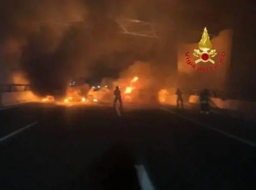 Inferno di fuoco sulla A1. Banda armata tenta di rapinare un portavalori