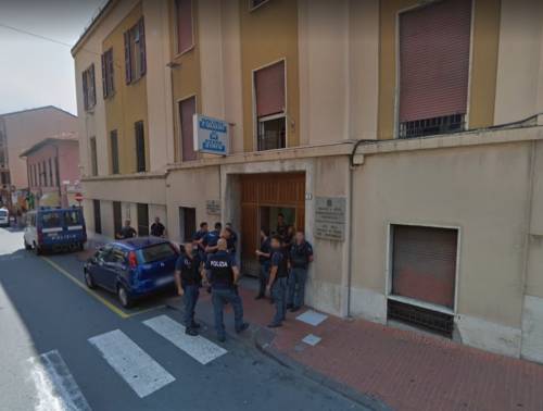 Ventimiglia, algerino pesta 3 agenti in commissariato: ora in carcere