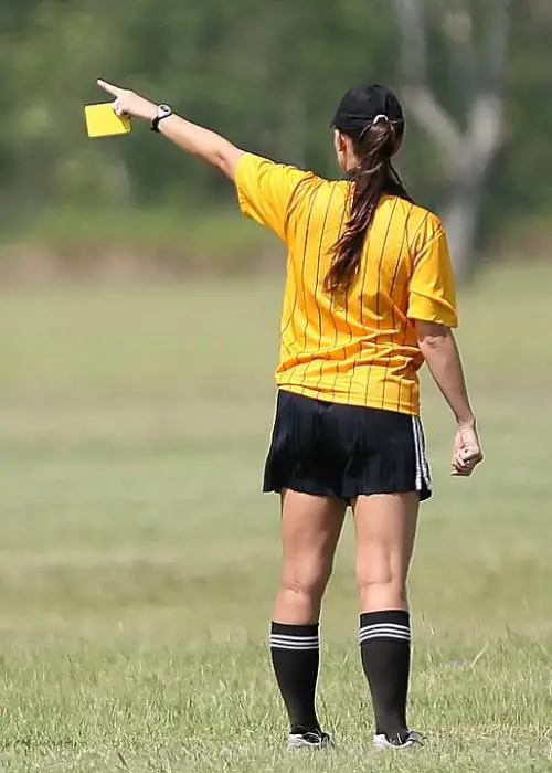 "Tr..., vai a pettinare le bambole", insulti alla 16enne arbitro