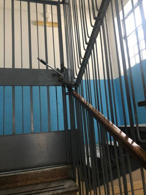 Le immagini dell'atto vandalico compiuto nella scuola di Miano