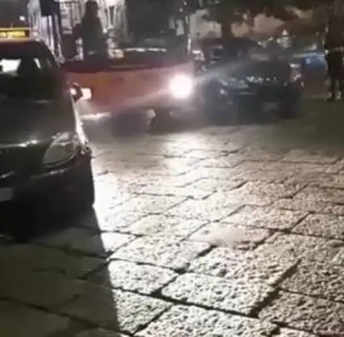 L'auto in doppia fila blocca il bus