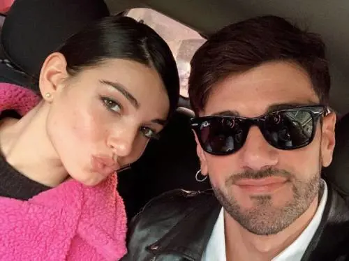 Rebecca Staffelli si sposa. La figlia dello storico inviato di Striscia mostra l’anello sui social