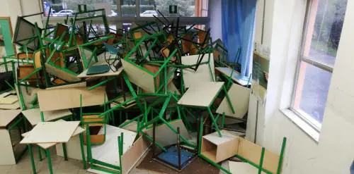 Un gruppo di studenti dice no all'occupazione della scuola: "Fateci studiare"