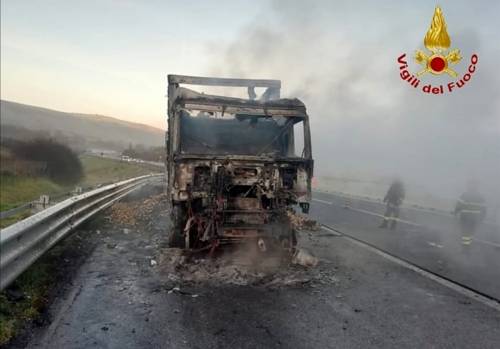 Avellino, in fiamme un camion in autostrada: traffico in tilt
