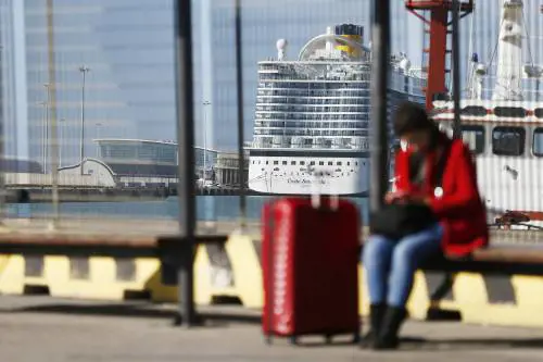 Coronavirus, le proteste dei passeggeri sulla nave: "Bloccati da ore"