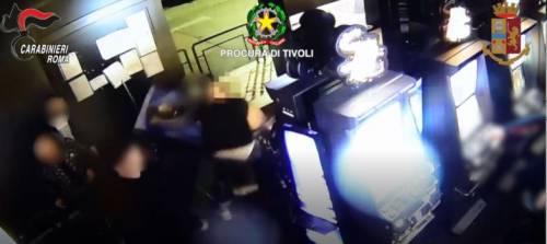 Aggredivano cittadini inermi: incastrati dalle telecamere