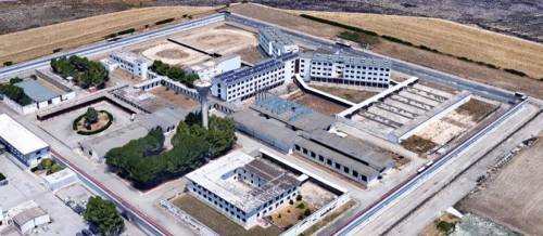Taranto, in carcere mancano i letti e scarseggia il personale: così arrivano telefoni e droga (coi droni)