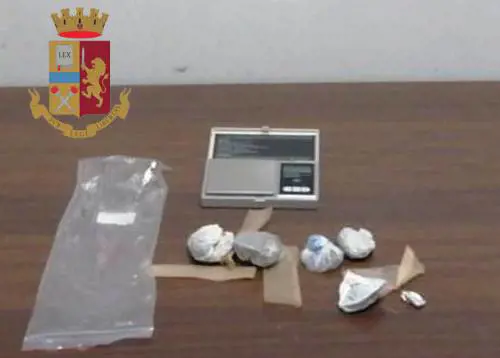 Lecce, tunisino trovato alla fermata del bus pieno di droga