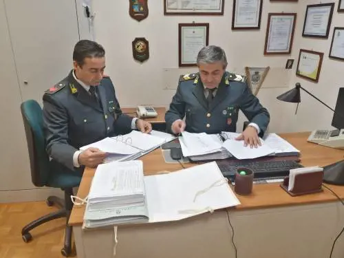 Con il reddito di cittadinanza, ma hanno diversi negozi: denunciate