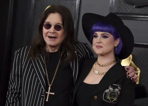  Ozzy Osbourne spiega la sua vita con il Parkinson
