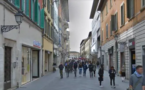 Ambulante straniero prende a calci i vigili: preso e subito liberato
