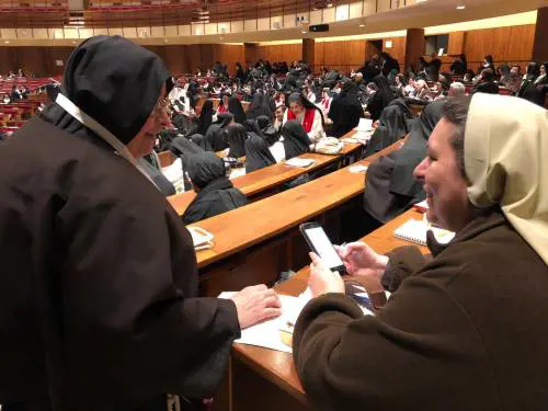 Selfie, web e santini: le monache di clausura studiano da manager