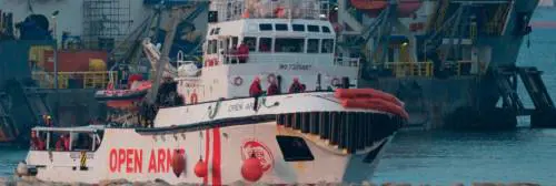 Open Arms davanti a Pozzallo. Vuole "aprire" il nostro porto