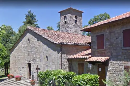 Il portone della chiesa preso a colpi d'ascia ​durante la veglia funebre