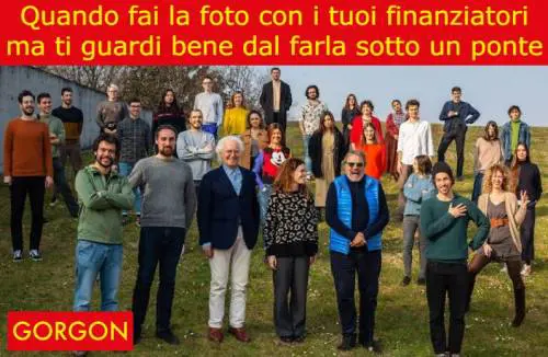 La satira del giorno: la foto aziendale delle sardine