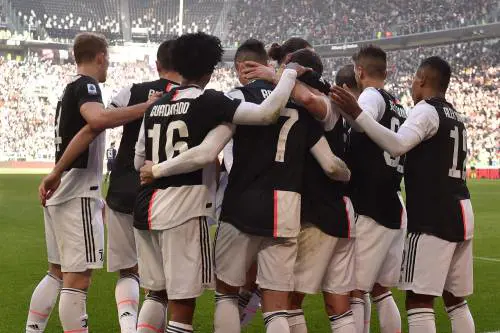 La Juventus batte 3-0 la Fiorentina. Commisso al veleno: "Gara decisa dall'arbitro"