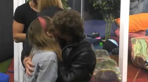 Gf Vip, Paolo Ciavarro e Clizia Incorvaia  ​si lasciano andare a baci e carezze