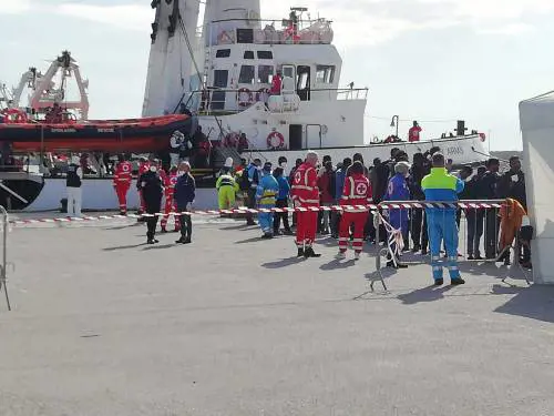 Open Arms, terminate le operazioni di sbarco dei migranti