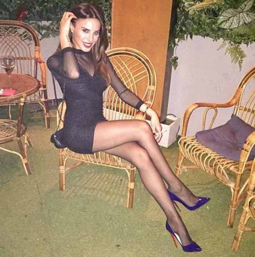Ilaria D'Alessio, in posa sexy su Instagram: "Gigi non fa solo le canzoni belle"