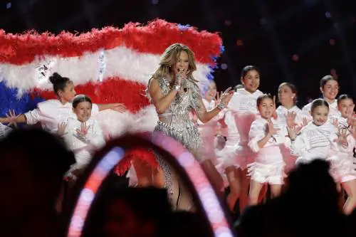 La figlia di Jennifer Lopez si esibisce con la madre: debutto al Super Bowl 