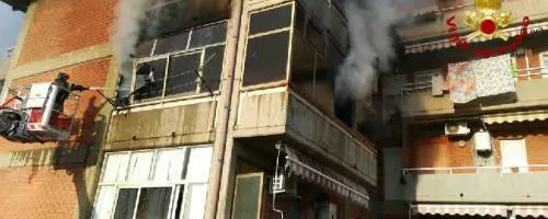 Scoppia il rogo in appartamento: muore un'anziana