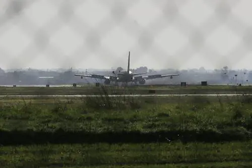 La fuga dal coronavirus: atterrato l'aereo con gli italiani