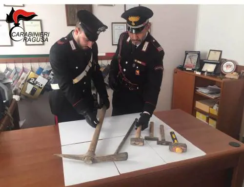 Danneggia la casa dei vicini e aggredisce con un piccone carabinieri e polizia: arrestato