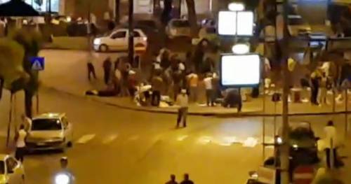 Napoli, ambulante tenta di accoltellare vigili urbani: arrestato
