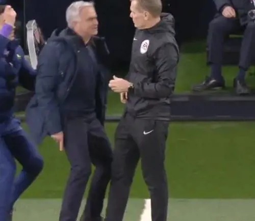 Mourinho show, dalle risate ironiche allo scatto d'ira in pochi secondi