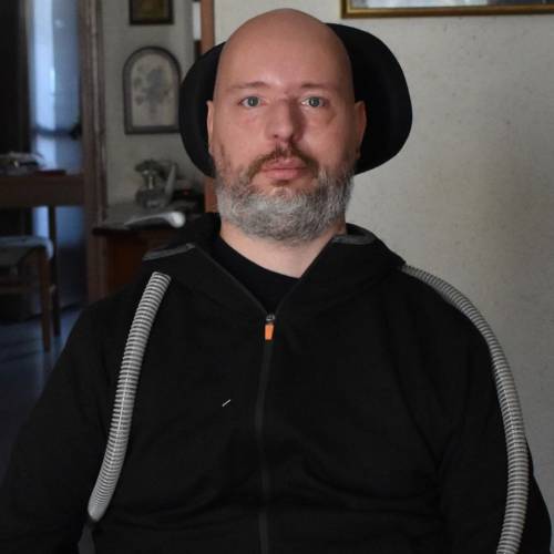 Stefano, malato di distrofia che rinuncia all'eutanasia: "Salvato da Facebook"