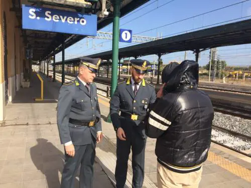 Straniero aggredisce capotreno. La mossa del finanziere "eroe"